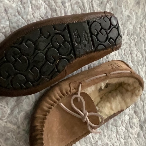 SOLD!!!!Ugg moccasins size 7 like new - Picture 2 of 3